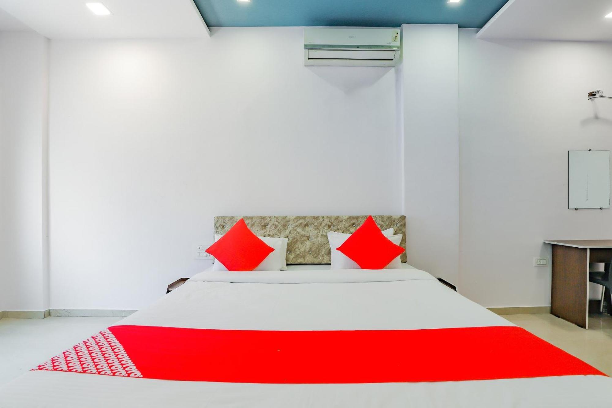 Oyo Hotel Fountain Surat Luaran gambar