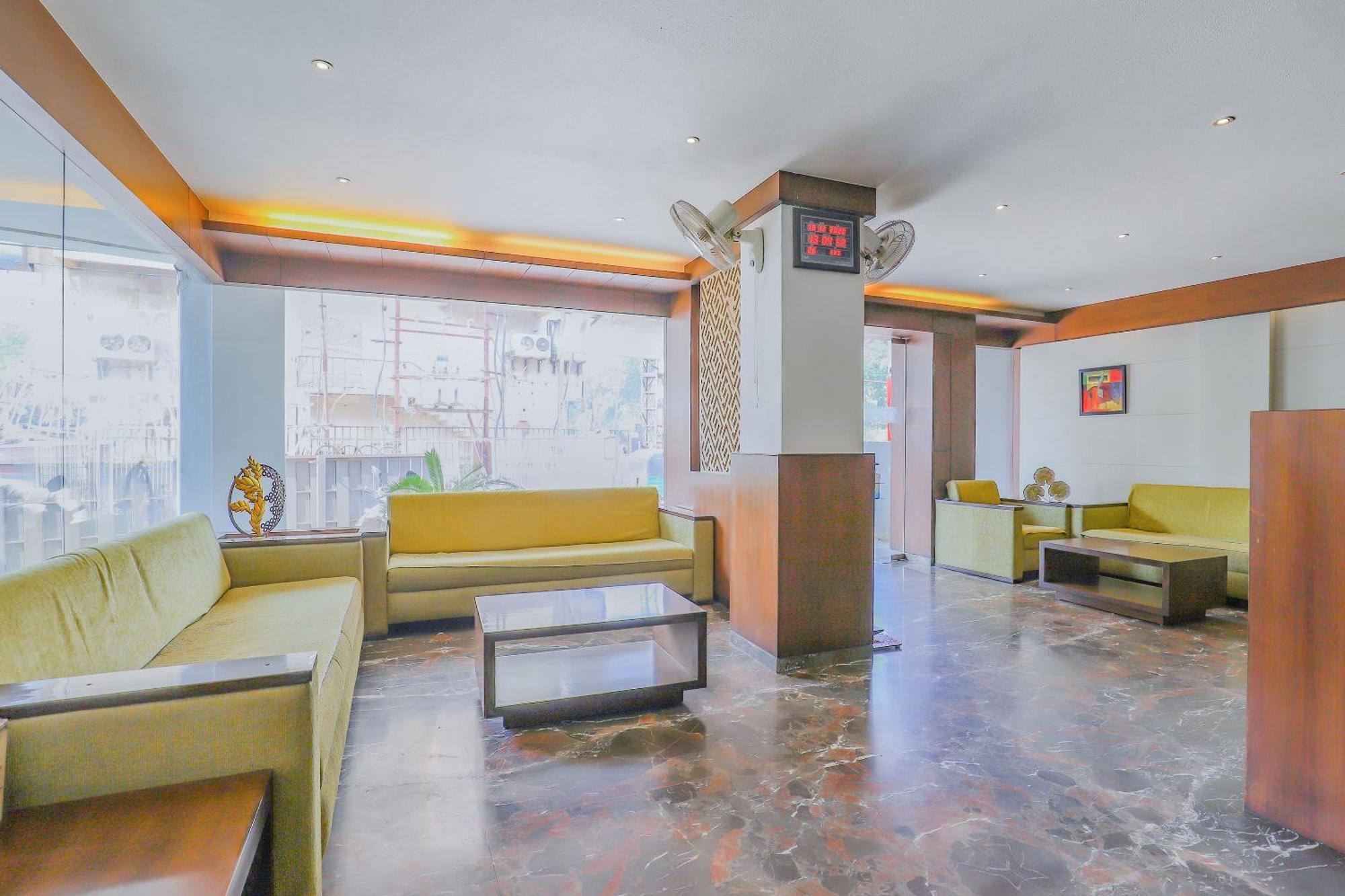Oyo Hotel Fountain Surat Luaran gambar